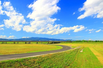 Naklejka premium Road and overpass, clouds on blue sky in background 