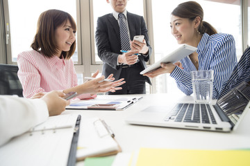 Women have a tablet to explain