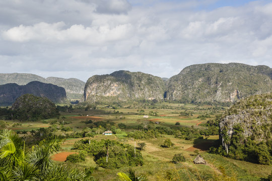 Mogotes in the Vi&ndash;ales valley, Pinar del Rio province, Cuba.