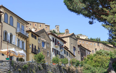 Fototapeta na wymiar Cortona, Tuscany, Italy - Via Santa Margherita with characteristic houses on edge of hill