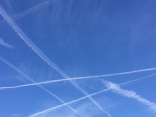 Kondensstreifen am blauen Himmel