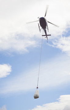 helicopter carry sand for construction industry
