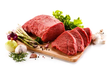 Fotobehang Vlees Rauw rundvlees op snijplank op witte achtergrond