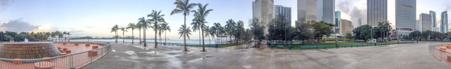 Fototapeta na wymiar Panoramic view of Downtown Miami from city park, FL
