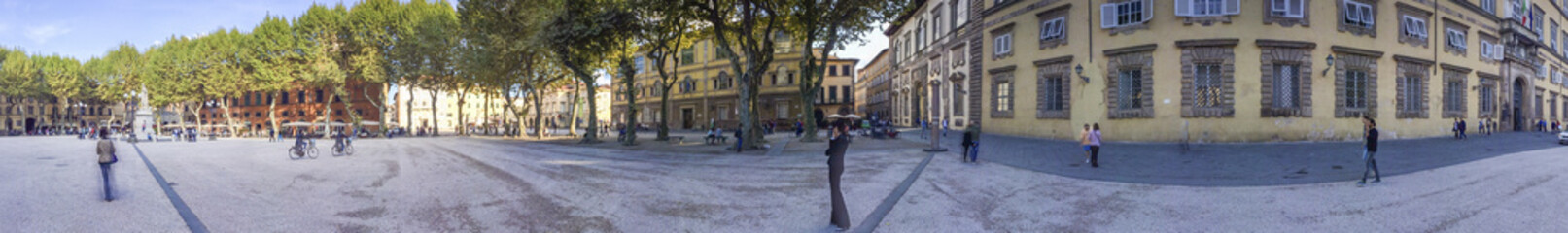 Fototapeta na wymiar LUCCA, ITALY - OCTOBER 2015: Tourists in Napoleon Square. Lucca is a major destination in Tuscany