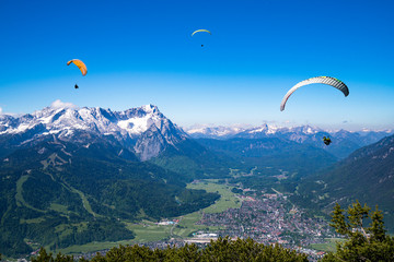 drei paraglider vor dem Zugspitzmasiv