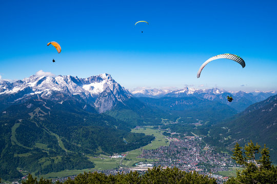drei paraglider vor dem Zugspitzmasiv