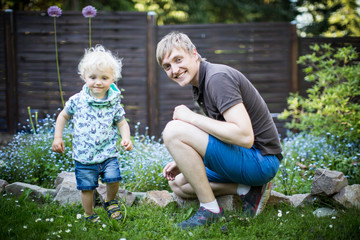 Vater und Sohn im Garten