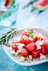 Frischer Wassermelonen-Feta Salat mit Rosmarin und Thymian