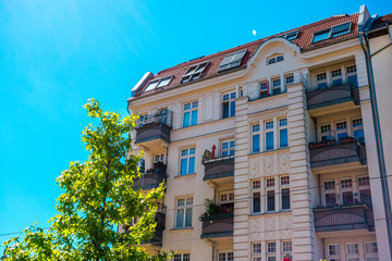 Obraz premium beautiful corner house with warm colors and clear sky