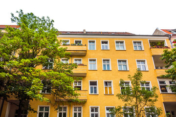 Fototapeta premium yellow and typical building at berlin