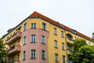 Fototapeta na wymiar orange and yellow corner house in the heart of Berlin, friedrichshain