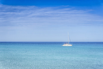 Obraz premium White boat on endless ocean