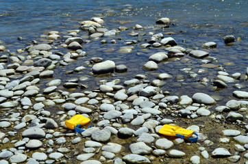 Taucherflossen am Ufer