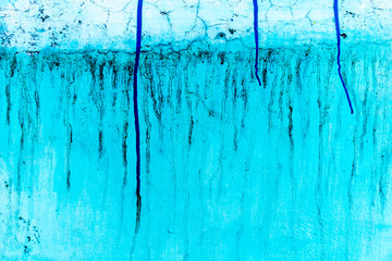 Fototapeta na wymiar Blaue Wand mit Witterungsverlauf
