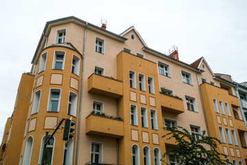 Fototapeta premium orange and yellow corner house at Friedrichshain berlin