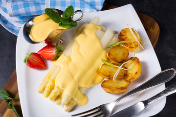 Asparagus , hollandaise sauce and baked potatoes