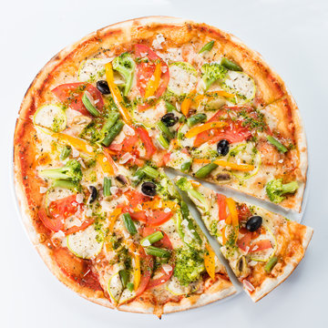 Sliced vegetarian pizza with broccoli, green beans, olives and tomatoes