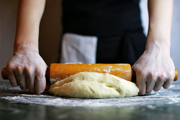 prepare pizza dough hand