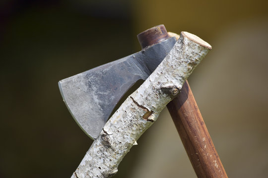 Dormant war ax