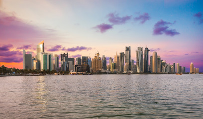 Die Bucht und Skyline von Doha, Katar, bei Sonnenuntergang
