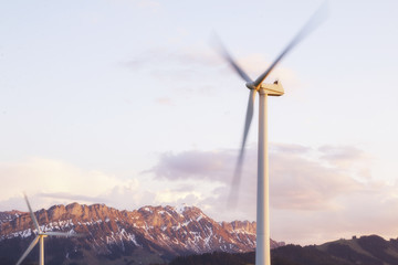 Schweizer Windkraftanlage mit Bergen im Hintergrund