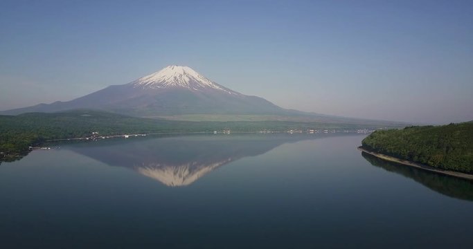 朝焼けの山中湖と逆さ富士