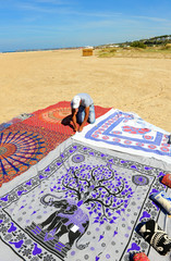 Vendedor de pañuelos de playa y pareos