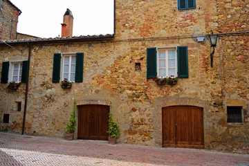 Fototapeta na wymiar vecchie abitazioni in pietra nel centro storico di Pienza, Toscana Italia