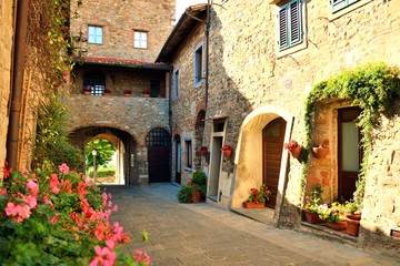 Obrazy na Szkle  urokliwa toskańska wioska o średniowiecznych początkach San Donato in Poggio w prowincji Florencja, Włochy