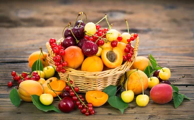 Foto op Plexiglas Vruchten Vers zomerfruit in de mand