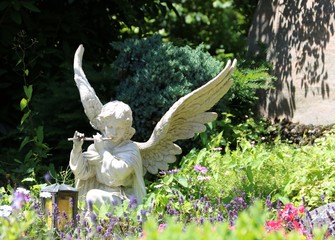 Engel spielt Flöte auf dem Friedhof
