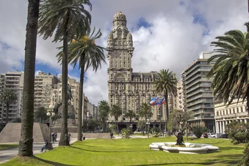 Foto auf Acrylglas Südamerika Uruguay - Montevideo - Zentral gelegener Salvo-Palast (Palacio Salvo) vom Plaza Independencia (Platz der Unabhängigkeit) aus gesehen