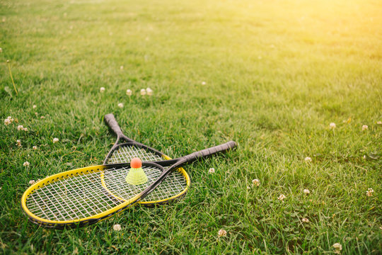 Speedbadminton/Schl&auml;ger liegen im Rasen