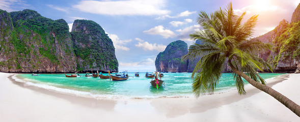 Naklejka premium Panorama of Long boat and blue water at Maya bay in Phi Phi Island, Krabi Thailand.