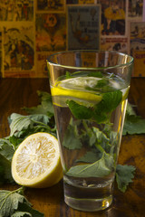 освежающий лимонный напиток смятой
