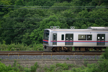 Naklejka premium 山間部 電車