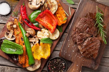 Papier Peint photo autocollant Grill / Barbecue Grilled vegetables and beef steak on cutting board