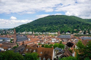 Fototapeta na wymiar Panorama von Heidelberg bei blauen Himmel wolken