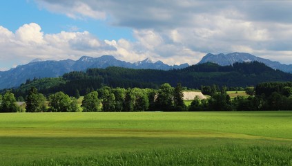 Landschaft mit Abrisskante vor Gebirgszug, Allgäu