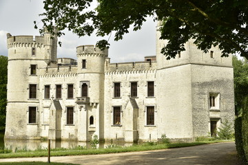 Fototapeta premium Les pierres en calcaires du château-fort de Bouchout sous la lumière du soleil au Jardin Botanique National de Belgique à Meise 