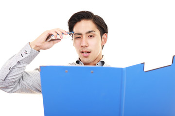 頭痛を訴える男性
