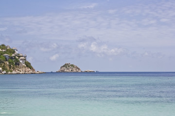 Fototapeta premium Meer mit Häusern in der Klippe mit Insel