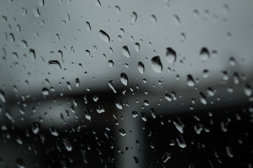Wassertropfen auf Scheibe