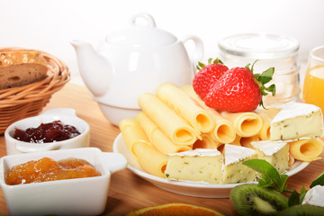 Two sweet marmalades for breakfast with cheese