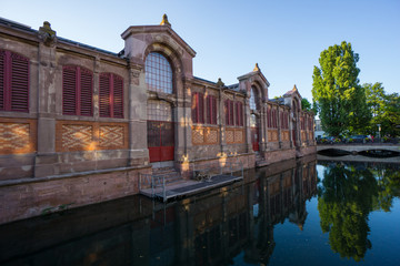Naklejka premium Reflecting ancient building of little venice in Colmar