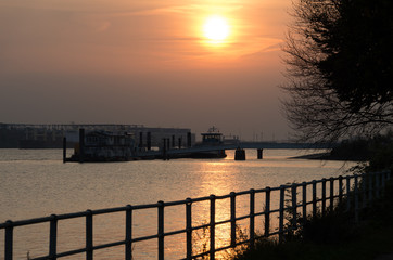 Obraz premium Sonnenuntergang an der Elbe