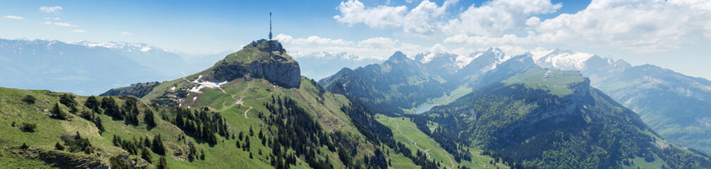Panorama Hoher Kasten und Alpstein Berge mit dem Seealpsee. Appenzell, Schweiz