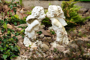 Obraz premium two statues of angels in the garden