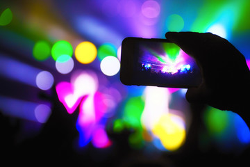 Filmen mit Smartphone bei einem Konzert